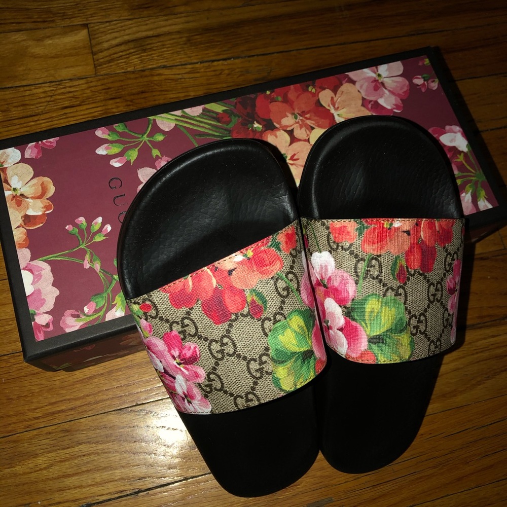 GUCCI Women’s GG Blooms Supreme Slide Sand…